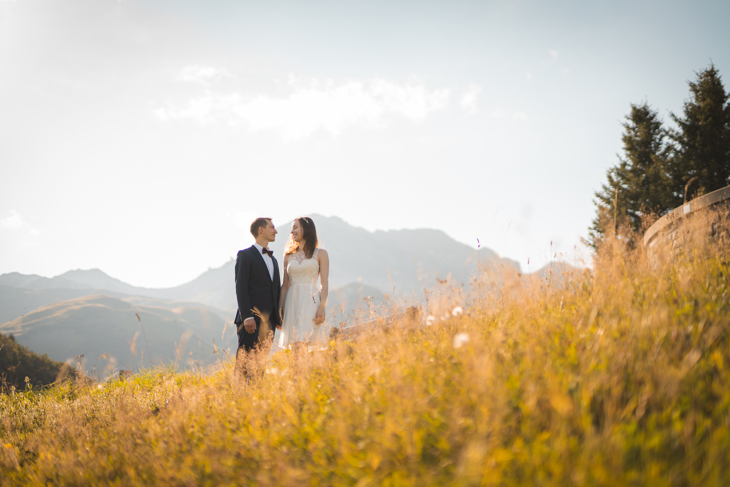 Brautpaar im Abendlicht vor Bergpanorama – Hochzeitsfotografie in Vorarlberg