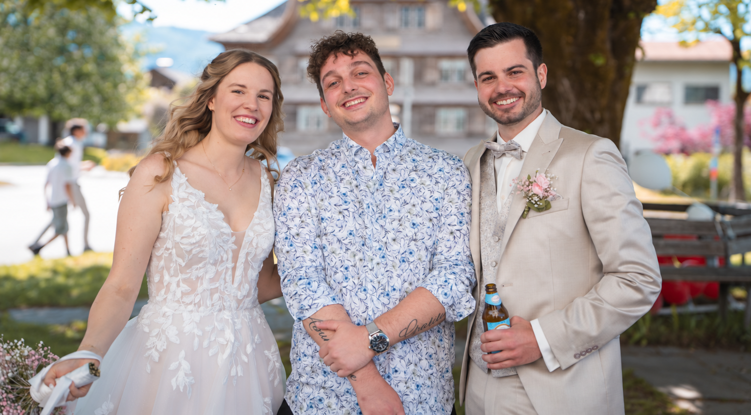 Lachendes Brautpaar mit Hochzeitsgast – Hochzeitsfotograf Vorarlberg